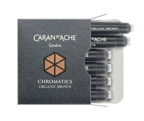 CARAN D'ACHE Tintenpatrone in Organic Brown auf einem Tisch