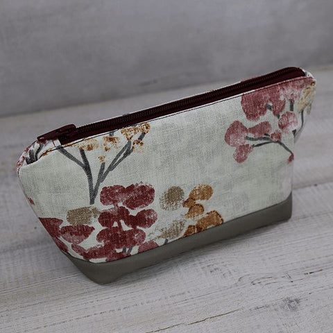 Stylisches Etui für persönliche Gegenstände in Blüten rot II